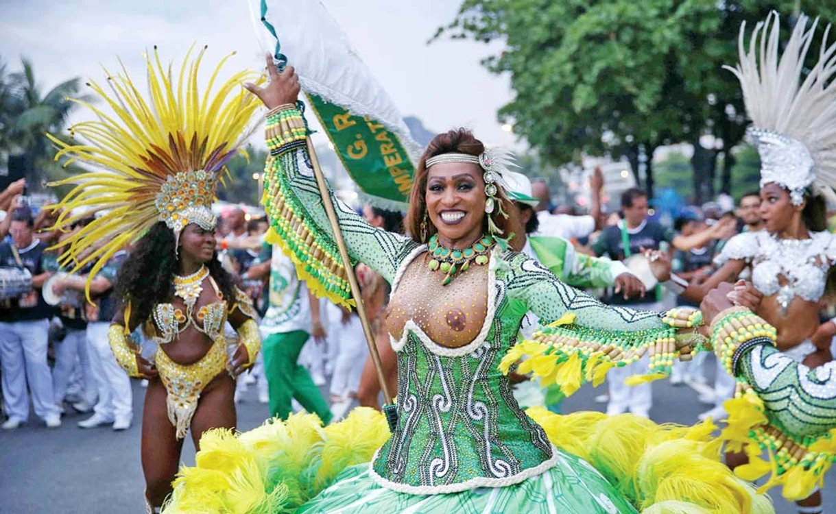 
    Fete în ţinute  sumare au invadat  oraşul  