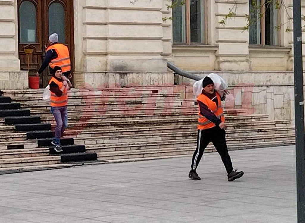 Deţinuţii cară dosarele cu sacii FOTO Vremea Nouă