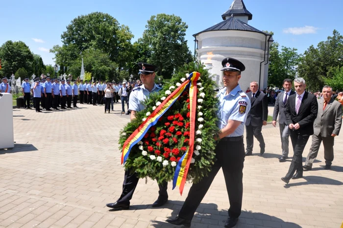 Autorităţile au depus coroane de flori