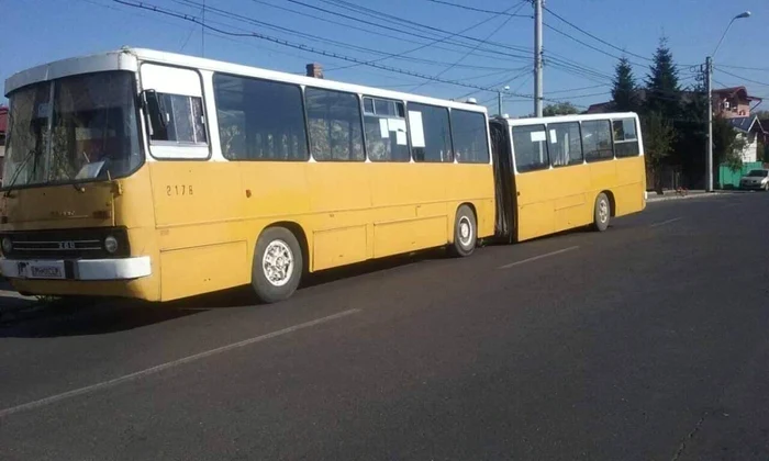 Autobuzul s-a rupt de la jumătate exact în dreptul burdufului FOTO ziarulincomod.ro