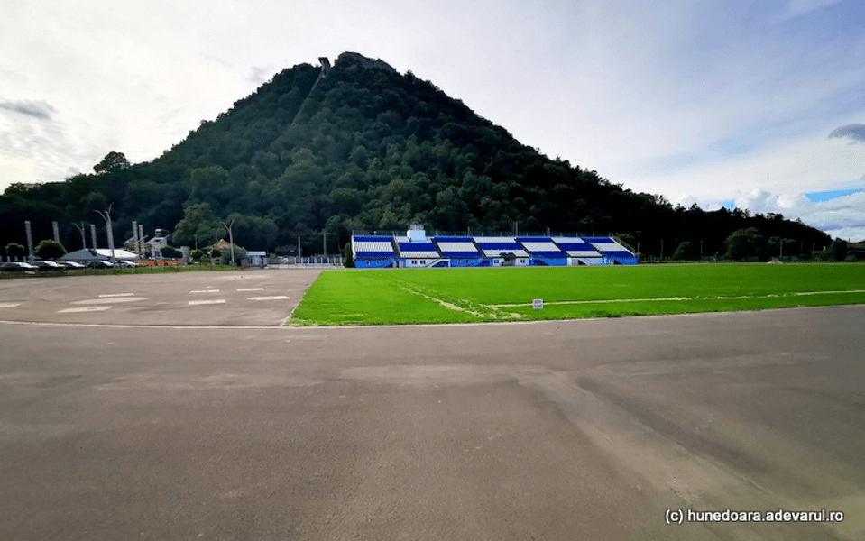 Cea mai modernă pistă de atletism din țară, așteptată de doi ani. De ce întârzie lucrările în Deva