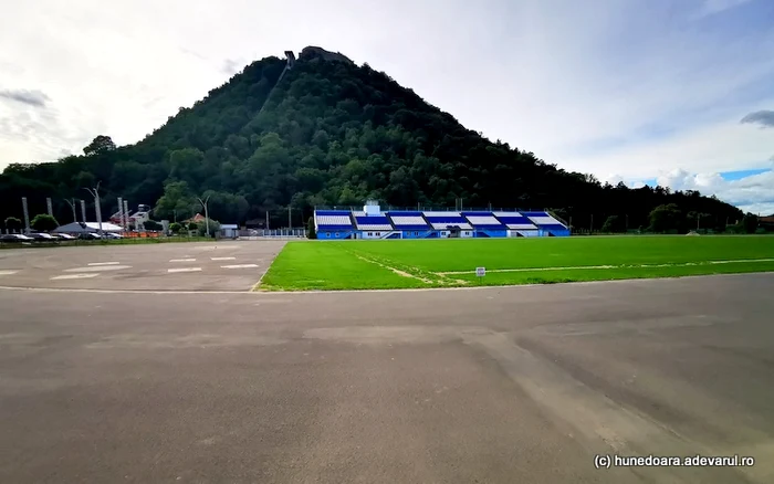 Lucrările la pista de atletism din Deva, în blocaj de doi ani. Foto: Daniel Guță