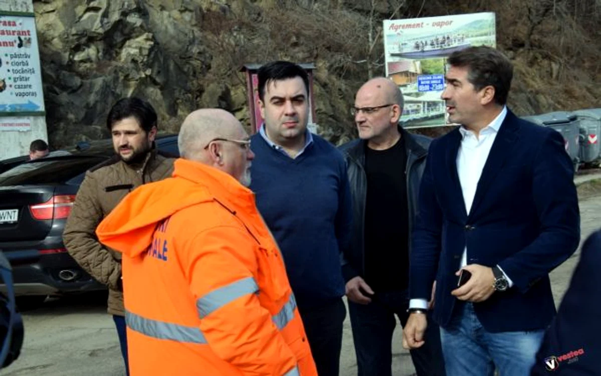 Răzvan Cuc şi Ionel Arsene, în desele vizite la lucrările de pe drumurile judeţului Neamţ. FOTO: Facebook