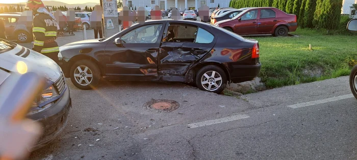 În accident au fost implicate două autoturisme. FOTO ISU Argeș