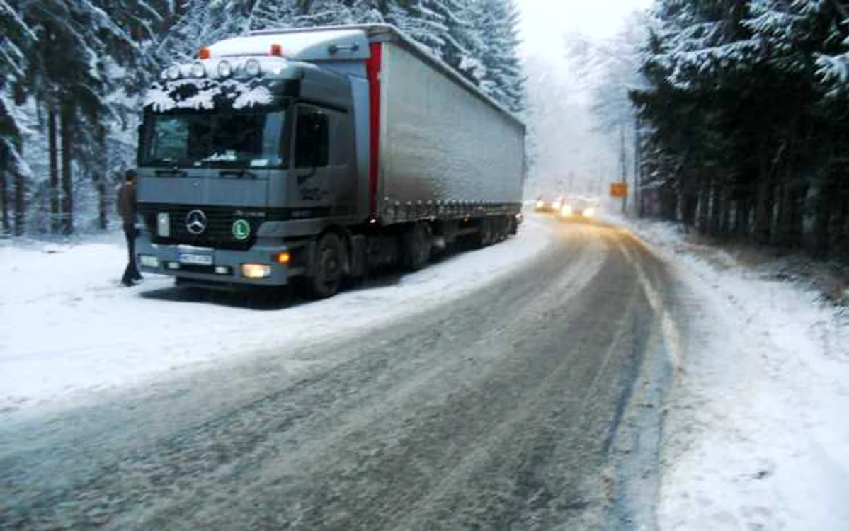 Se circulă cu dificultate pe drumul Tulcea - Bucureşti (foto arhivă)