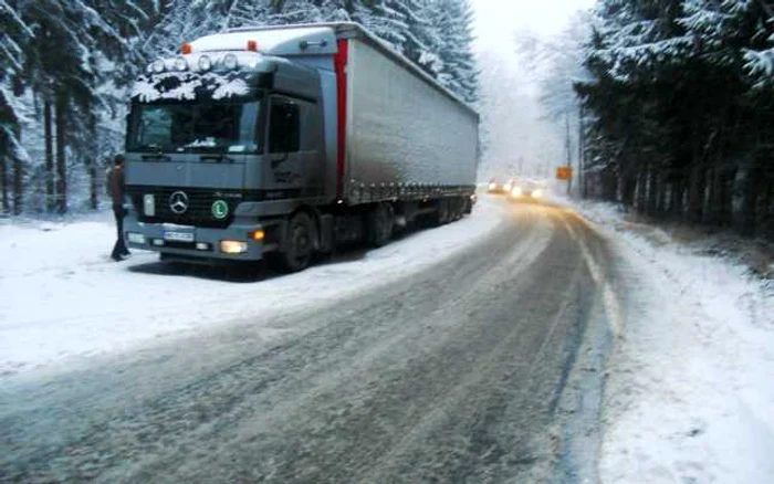 Se circulă cu dificultate pe drumul Tulcea - Bucureşti (foto arhivă)