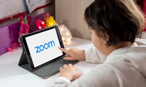 elev tableta aplicatie zoom jpeg