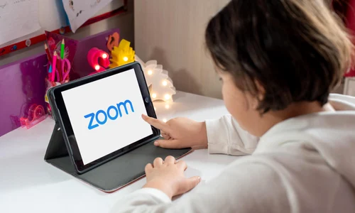 elev tableta aplicatie zoom jpeg