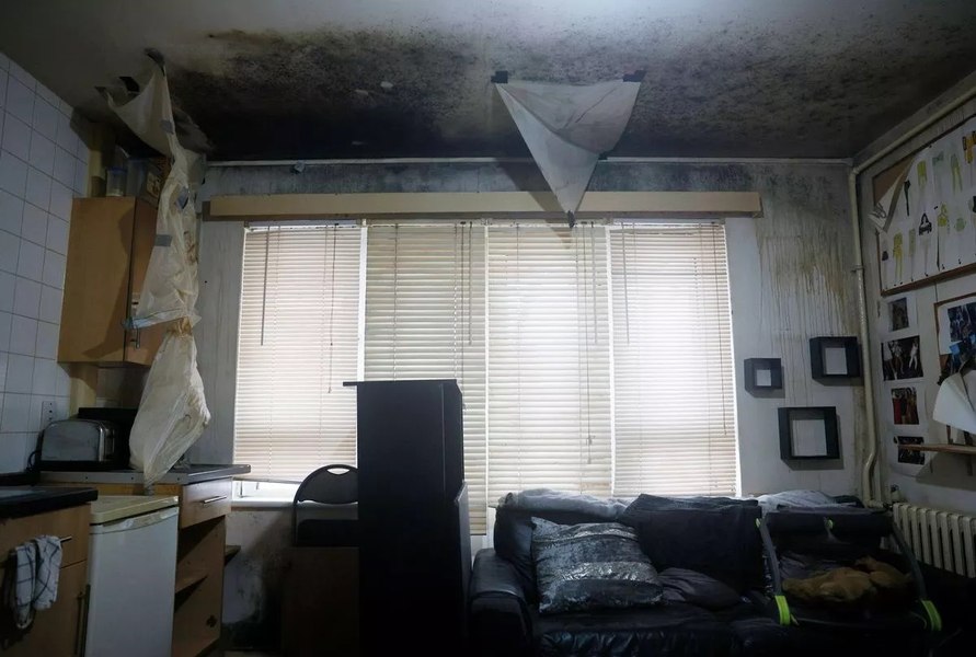 „Bomba cu ceas“ din sudul Londrei. Lichidul negru, lipicios care se scurge din tavanul apartamentelor: „Se va prăbuși clădirea“