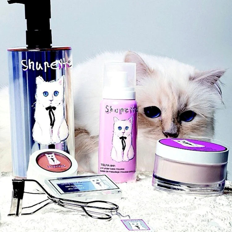 Cosmeticele pe care la foloseşte pisica lui Karl Lagerfeld