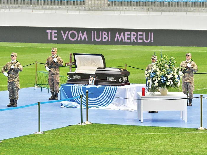 Scorpionii roşii au vegheat non-stop coşciugul