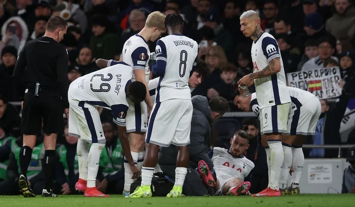 Radu Drăgușin a părăsit terenul prematur, în ultima partidă (FOTO: EPA)