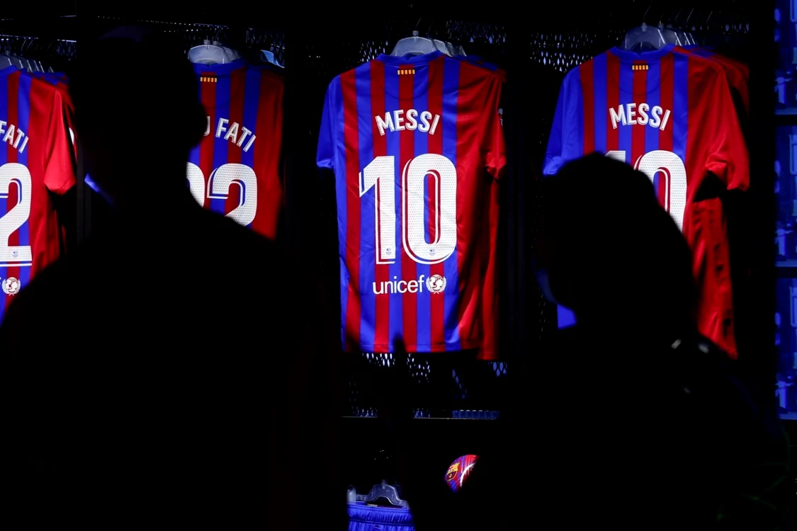 Tricourile echipei FC Barcelona inscriptionate cu numele jucătorului de fotbal FOTO EPA-EFE