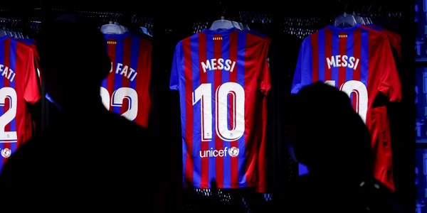 Fanii Barcelonei s-au adunat în faţa stadionului după ce clubul a anunţat ca Lionel Messi va pleca. FOTO EPA-EFE
