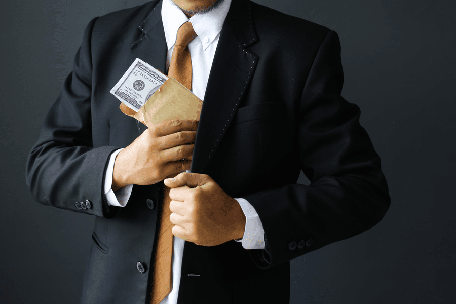 Cum își fraudează angajații companiile. Top 3 cele mai întâlnite amenințări de fraudă internă 