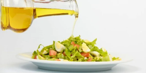 Uleiul se floarea-soarelui este ideal pentru salate