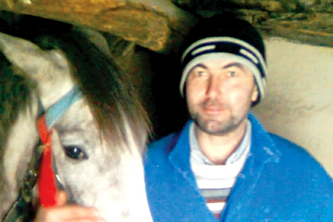 O bucată din această şină s-a  desprins în momentul în care  Valerian Voinea a trecut cu  maşina peste ea. Ţeava  a pătruns prin podeaua  autoturismului şi l-a rănit  grav pe şofer (Foto: Dan Bistriţeanu)