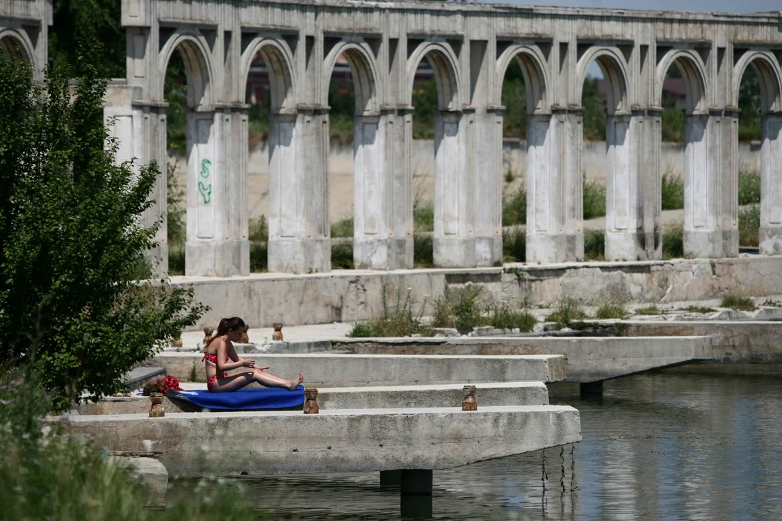 Bucureştenii fac plajă pe iarbă  şi pe pontoane 