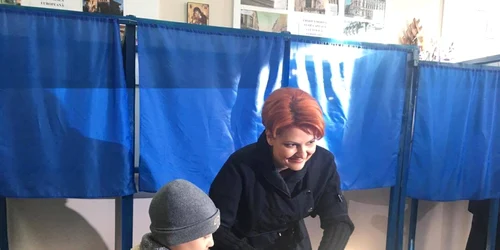 Lia Olguţa Vasilescu a votat alături de fiul său Robert 