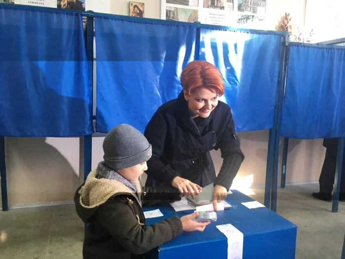 Lia Olguţa Vasilescu a votat alături de fiul său Robert