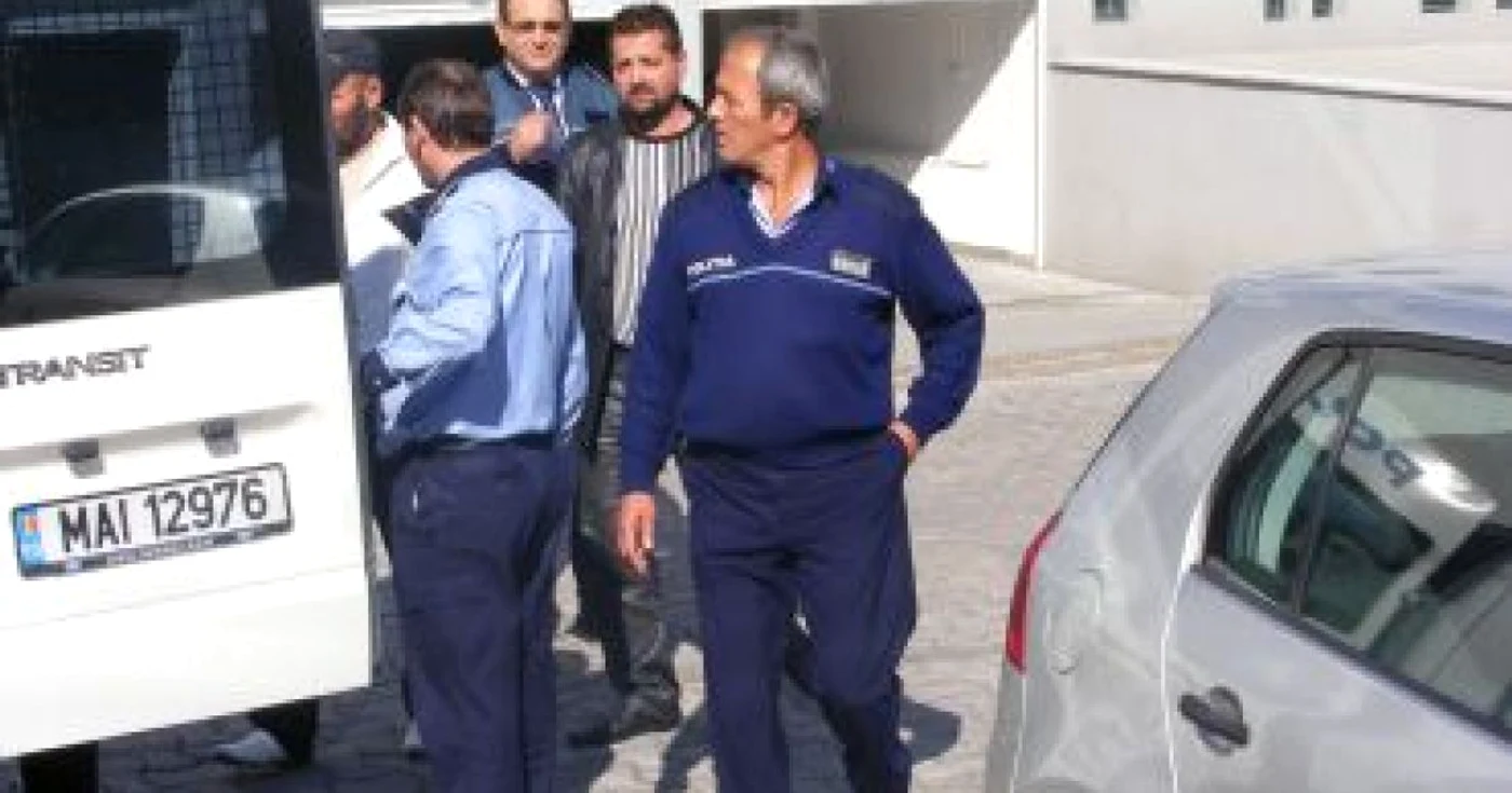 Piteşti: Patru spărgători de maşini au fost reţinut