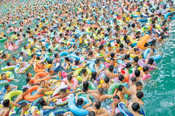 Colacii îi ajută pe cei care se bălăcesc să câştige puţin spaţiu între ei