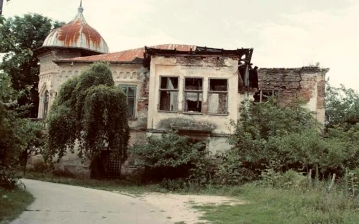 Conacul a ajuns o ruină FOTO: Facebook: Octavian Stănescu