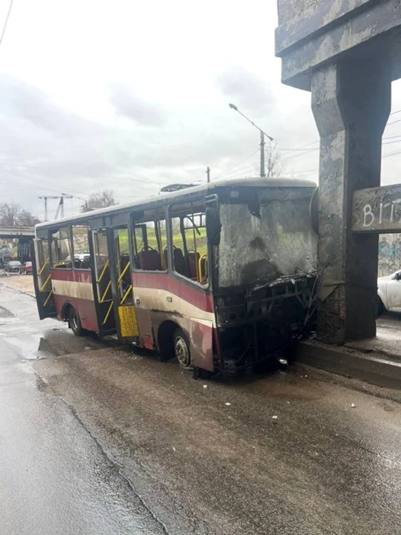 Rușii au lovit vineri un autobuz în orașul Herson FOTO X