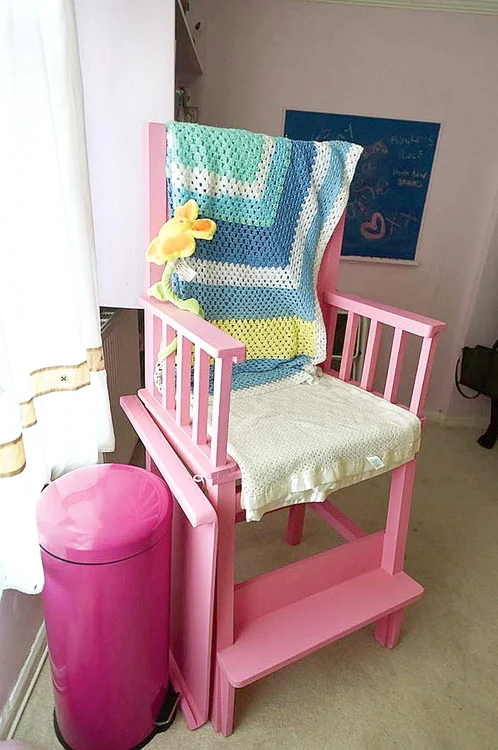 Apoi e hrănit într-un scăunel de copii