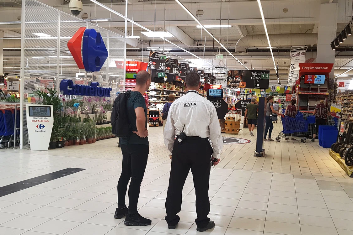 
    Paznicul a găsit plicul cu bani chiar într-un cărucior lăsat la intrarea în magazinFotografii: Sever Gheorghe, Poliția Capitalei  