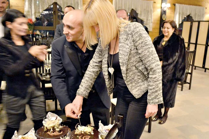 Artistul a dat chef cu lăutari de ziua lui. Dintre delicatesele servite n-au lipsit frigăruile