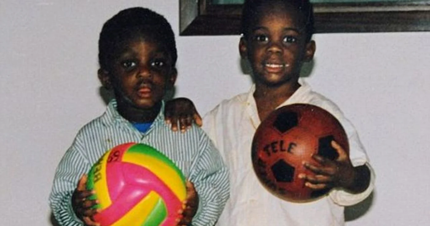 Mario Balotelli (dreapta) la vârsta de trei ani