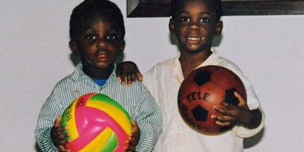 Mario Balotelli (dreapta) la vârsta de trei ani