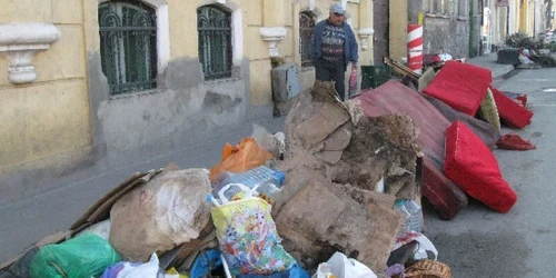 Locatarii de pe strada Călăraţilor şi-au scos canapelele vechi în stradă