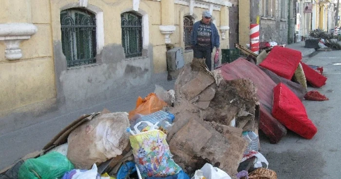 Locatarii de pe strada Călăraţilor şi-au scos canapelele vechi în stradă