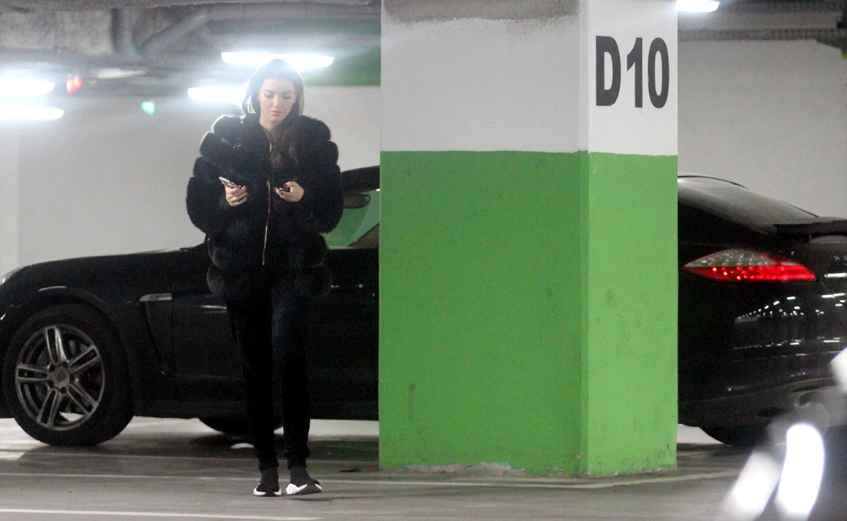 Deşi îmbrăcată sport, Sandra Mutu nu a renunţat la scurta de blană