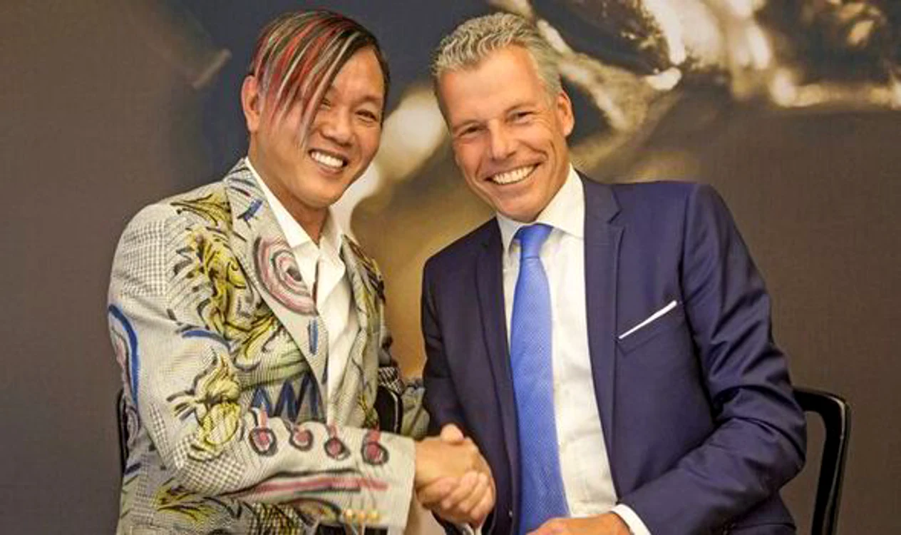 
    Stephen Hung, alături de Torsten Mueller-Oetvoe, director general Rolls Royce, după semnarea contractului  