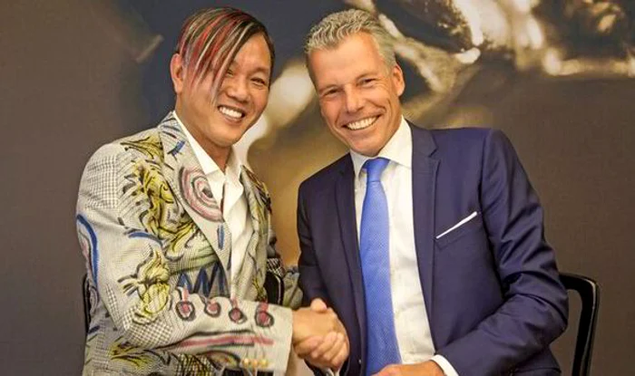 Stephen Hung, alături de Torsten Mueller-Oetvoe, director general Rolls Royce, după semnarea contractului