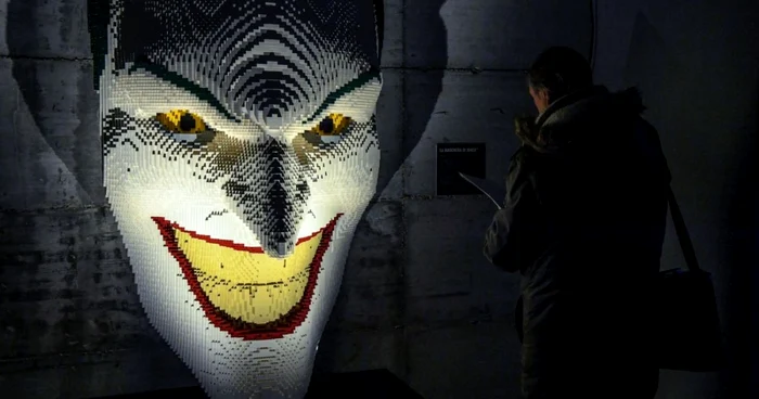 Lucrarea „Joker Facemask“ făcută în totalitate din piese Lego este expusă în avanpremieră la conferinţa de presă a expoziţiei „The Art Of The Brick