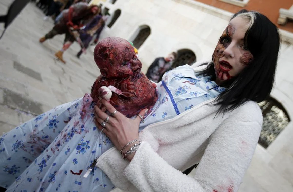 Ziua de sâmbătă a fost rezervată zombilor, în cadrul Carnavalului de la Veneţia (Foto: Reuters)