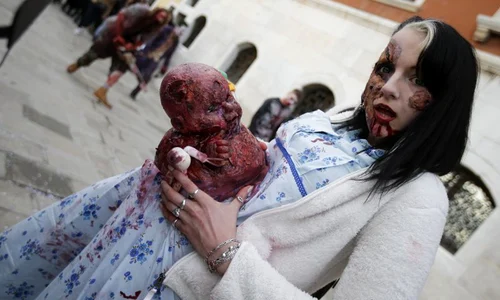 Ziua de sâmbătă a fost rezervată zombilor, în cadrul Carnavalului de la Veneţia (Foto: Reuters) jpeg