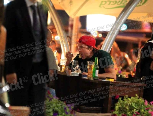 Chad Smith şi impresarul său, la plimbare în Centru Vechi din Bucureşti. (Foto: Bodgan Mitu)