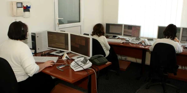 Reclamaţiile de la scrutin le mai lipseau dispecerilor de la 112, mai ales într-o zi caniculară 