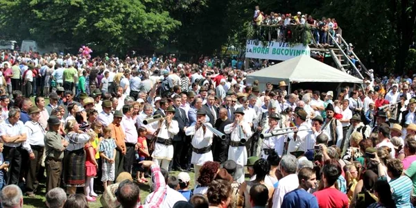 Zece mii de persoane au participat la Hora Bucovinei. FOTO