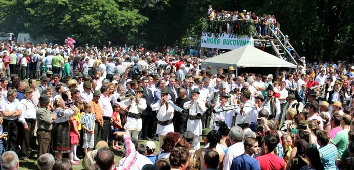 Zece mii de persoane au participat la Hora Bucovinei. FOTO: DINU ZARĂ