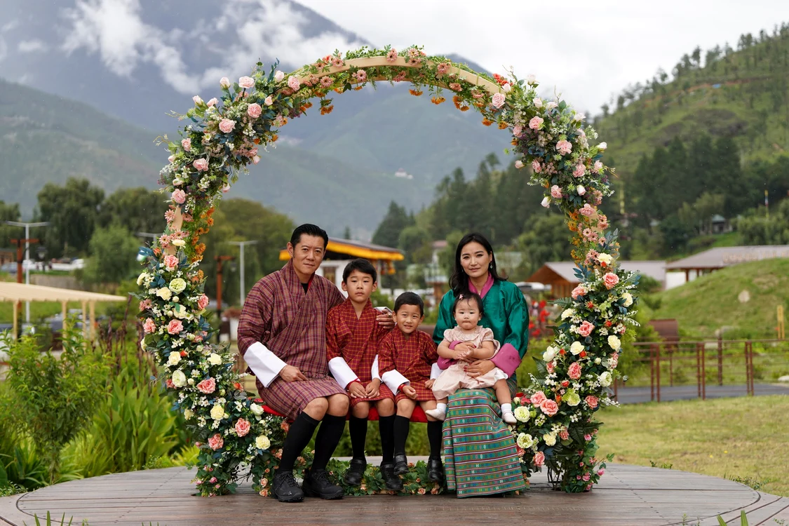 Regele Jigme Khesar, Gyalsey Jigme Namgyel, Jigme Ugyen Wangchuck, Printesa Sonam si Regina Jetsun Pema     Casa Regala din Bhutan 3 jpg