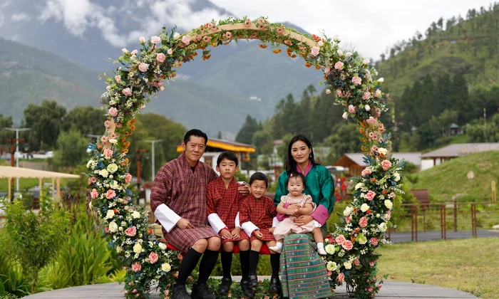 Regele Jigme Khesar, Gyalsey Jigme Namgyel, Jigme Ugyen Wangchuck, Printesa Sonam si Regina Jetsun Pema     Casa Regala din Bhutan 3 jpg
