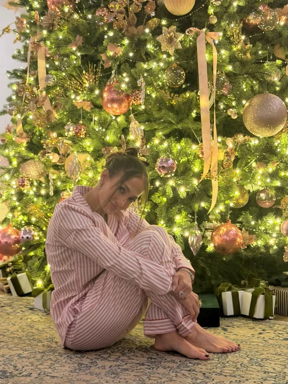 Jennifer Lopez a petrecut Crăciunul în pijamale (Foto: Instagram)