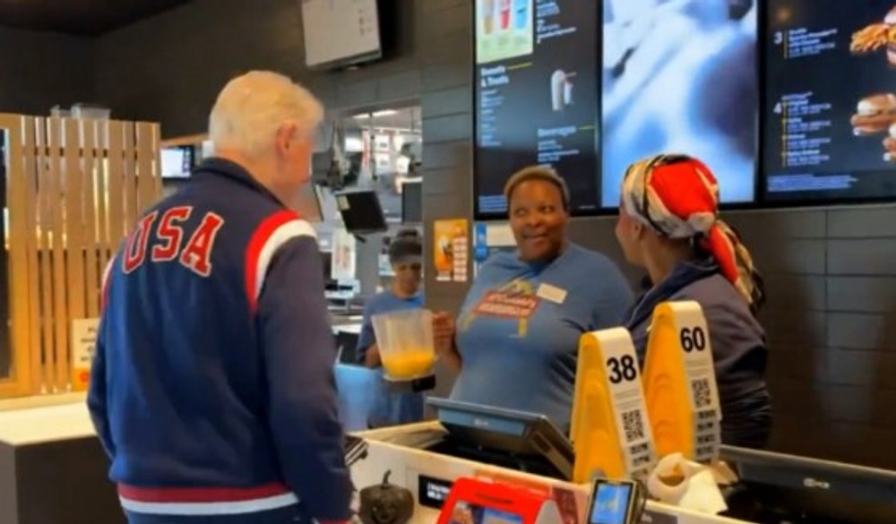 Momentul viral în care Bill Clinton este confundat cu Joe Biden într-un restaurant din Georgia: „Eşti Joe? O, Doamne!”