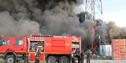 Incendiu devastator la cel mai mare depozit de materiale de construcţii din Alexandria